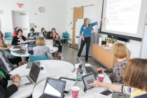 Actividades para trabajar la empleabilidad en un taller de orientación laboral con participantes y una formadora.